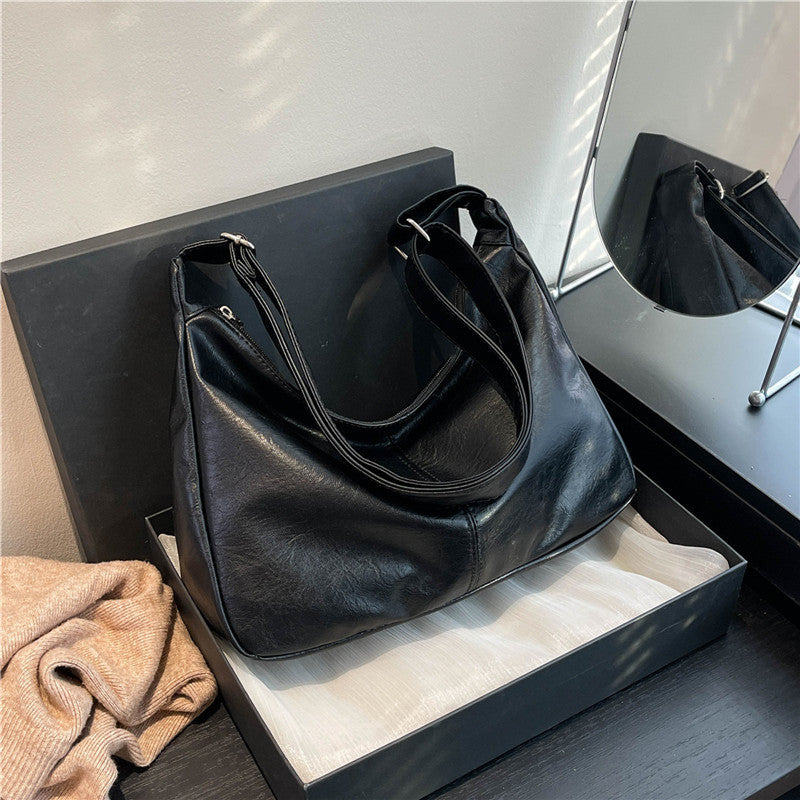 Slouchy underarm shoulder bag, zip top open